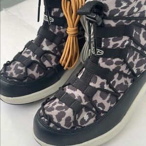 KEEN Women's Uneek SNK 2 Waterproof Chukka Gray and Black Rain Snow Boots 7